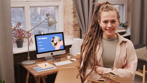 有关交叉双臂, 商业, 女人的免费素材视频