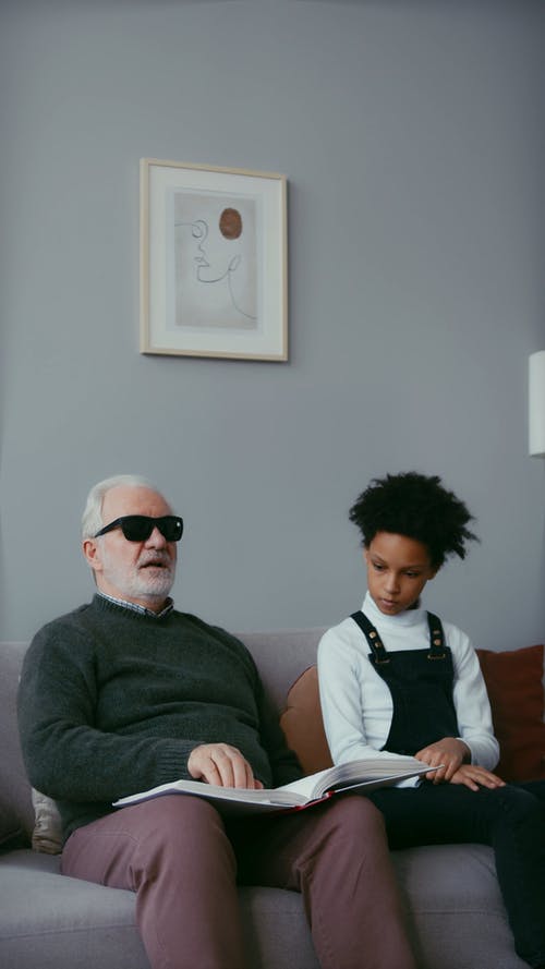 有关坐, 垂直视频, 墨镜的免费素材视频