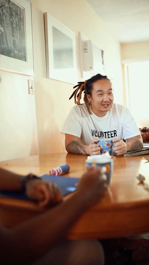 有关伸出援手, 做善事, 喝茶的免费素材视频