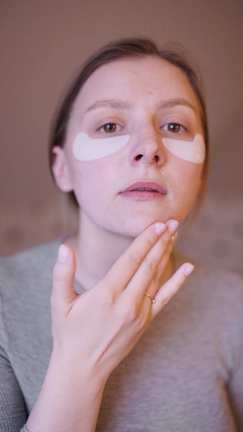 有关化妆品面膜, 垂直视频, 女人的免费素材视频