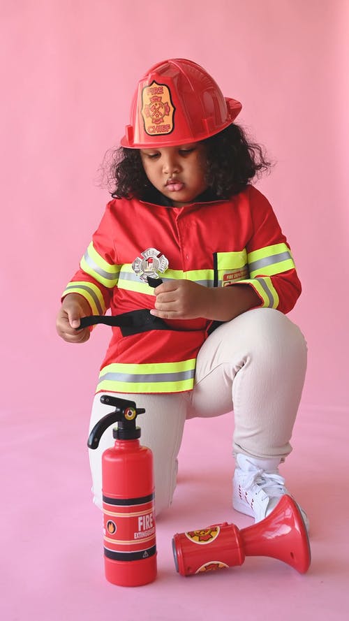 一个小女孩扮演消防员 · 免费素材视频