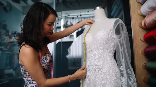 有关卷尺, 女人, 婚纱礼服的免费素材视频