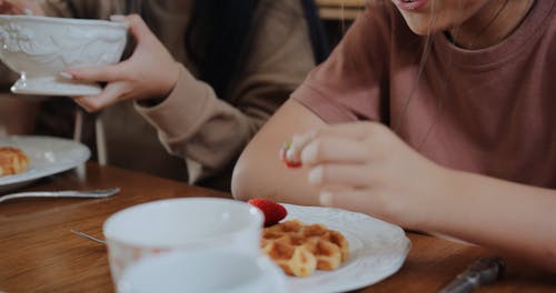 年轻的亚洲女孩吃早餐 · 免费素材视频