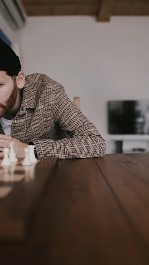 有关（顶部有小羊毛球的）羊毛帽子, 人, 低角度拍摄的免费素材视频