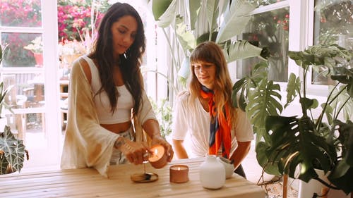 有关2, 在家, 女性的免费素材视频