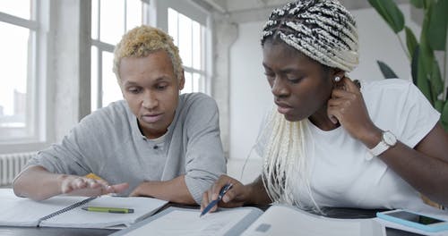 有关＃室内, 倾听, 商量的免费素材视频