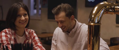 有关一起, 啤酒水龙头, 坐的免费素材视频