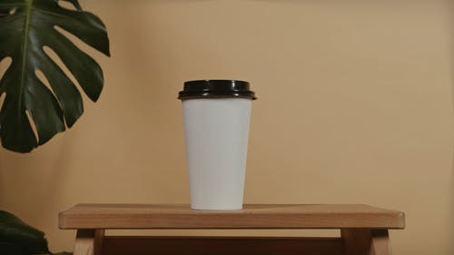有关咖啡杯, 木桌, 杯子的免费素材视频
