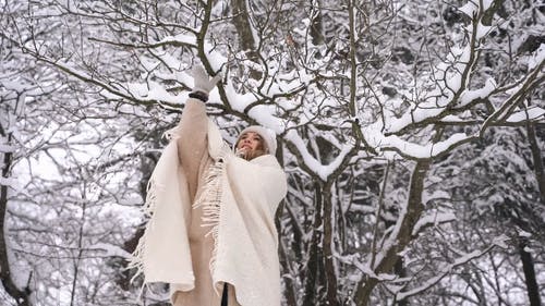 有关（顶部有小羊毛球的）羊毛帽子, 下雪, 享受的免费素材视频