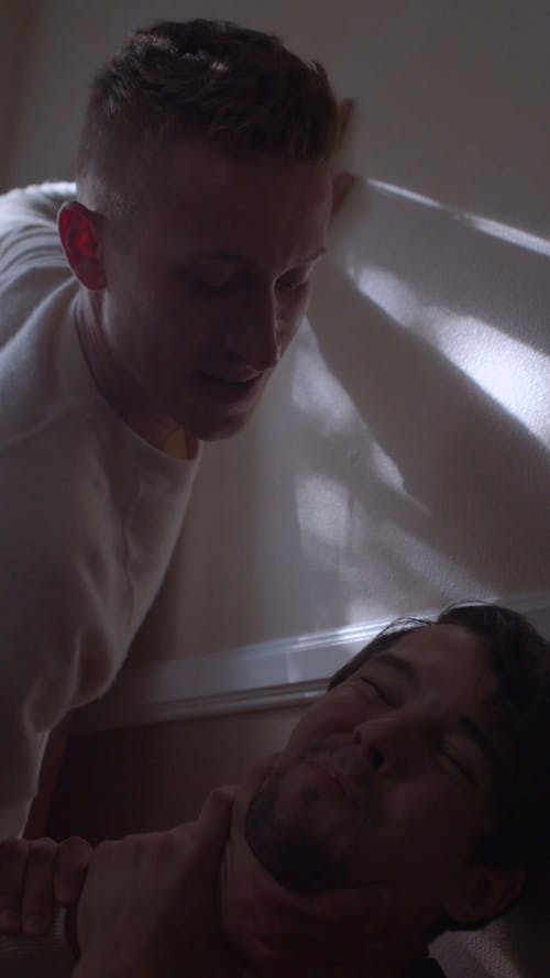 两个男同性恋在虐待关系 · 免费素材视频