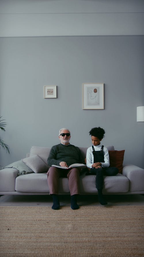 有关一起, 坐, 垂直视频的免费素材视频