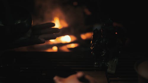 有关唱歌碗, 握住, 漆黑的免费素材视频