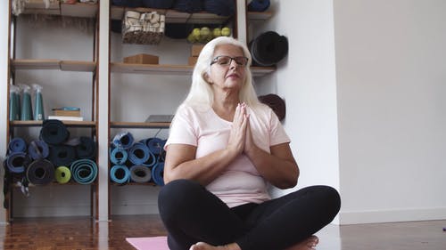 老年妇女冥想和练习瑜伽 · 免费素材视频