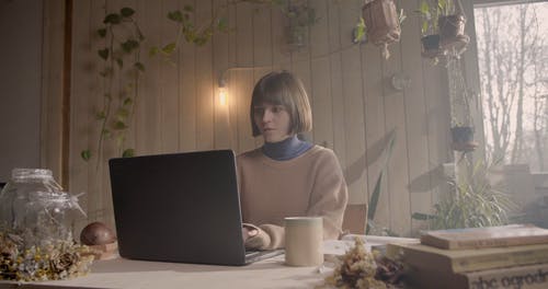 有关人, 咖啡杯, 图书的免费素材视频