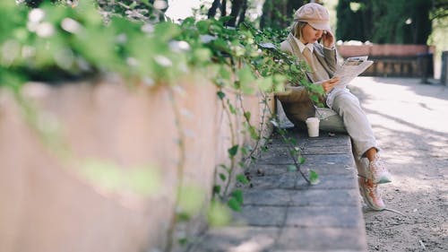 有关人, 报纸, 女人的免费素材视频