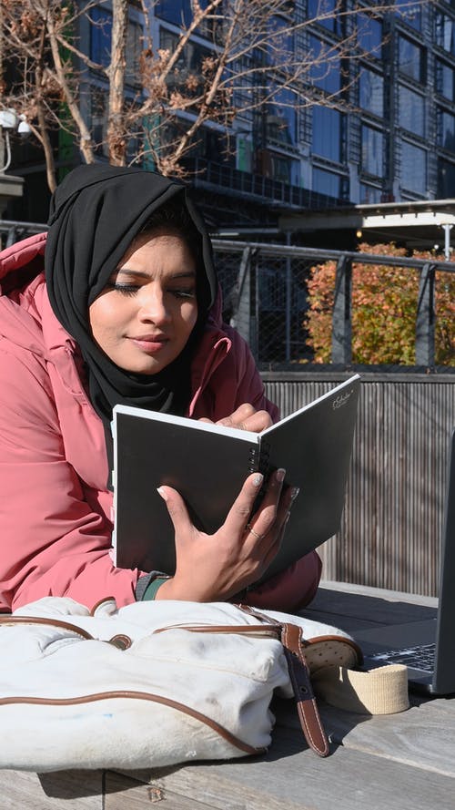 有关垂直视频, 女人, 写作的免费素材视频