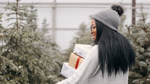 有关（顶部有小羊毛球的）羊毛帽子, ＃室内, 下雪的的免费素材视频