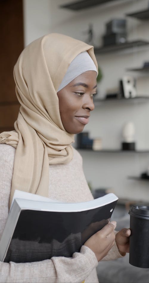 有关垂直视频, 握住, 书的免费素材视频