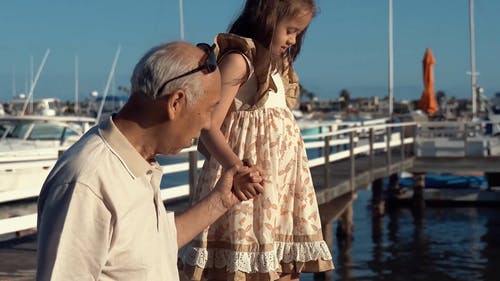 爷爷走路时握着孙女的手 · 免费素材视频