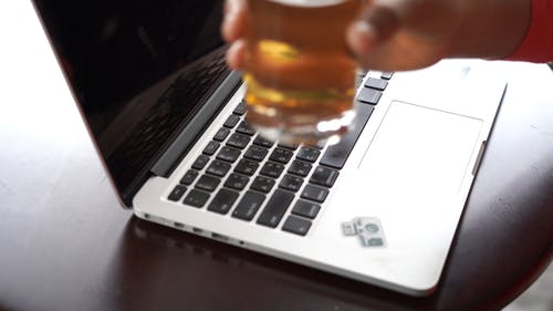 有关3C用品, MacBook, 啤酒的免费素材视频