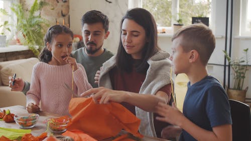 家庭制作万圣节装饰品 · 免费素材视频