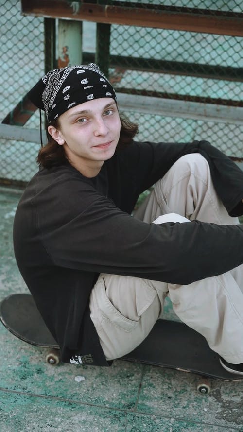 有关印花大手帕, 坐, 垂直视频的免费素材视频