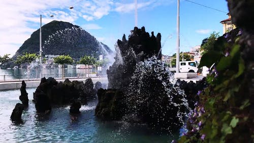 有关喷泉, 山背景, 岩石的免费素材视频