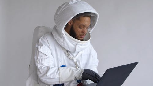 宇航员在笔记本电脑上打字 · 免费素材视频