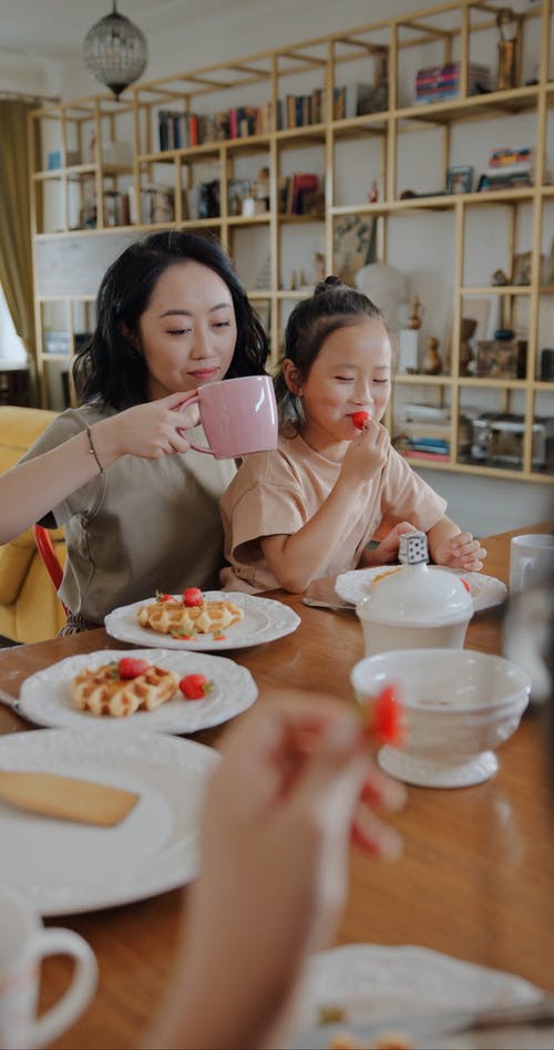 亚洲家庭吃早饭 · 免费素材视频
