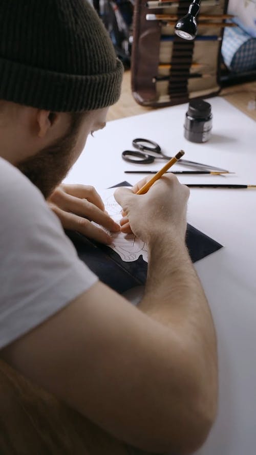 有关（顶部有小羊毛球的）羊毛帽子, 人, 光的免费素材视频