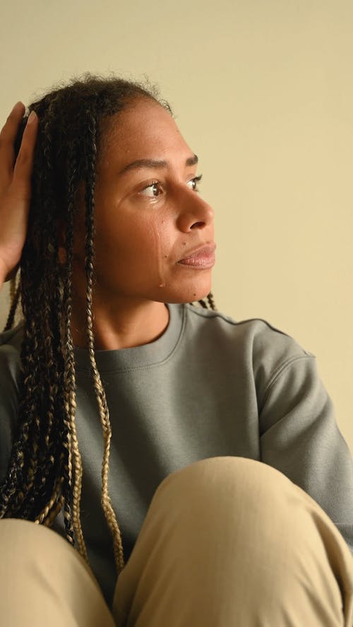 有关伤心, 哭, 垂直视频的免费素材视频