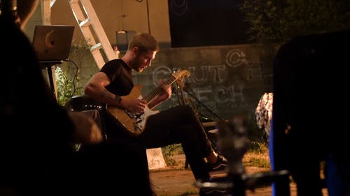 有关人, 弹拨, 乐器的免费素材视频