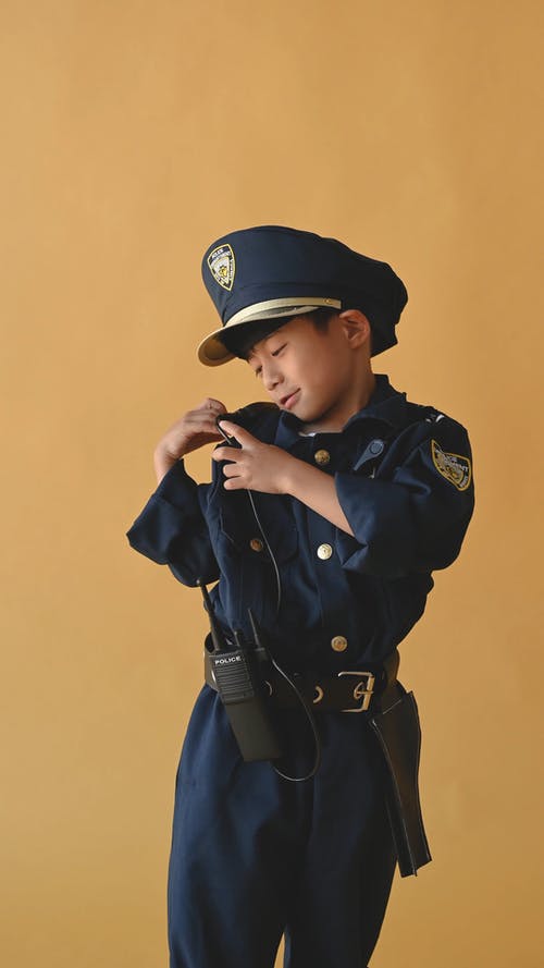 一个穿着警察服装的男孩 · 免费素材视频