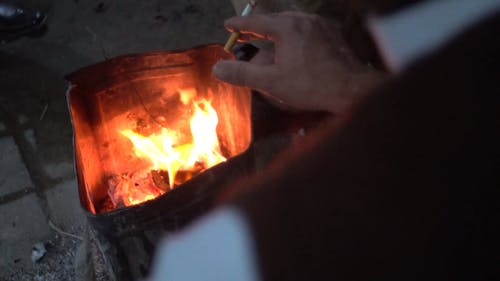 有关大火, 手, 抽烟的免费素材视频