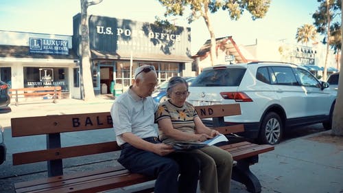 一对老年夫妇，读报纸 · 免费素材视频
