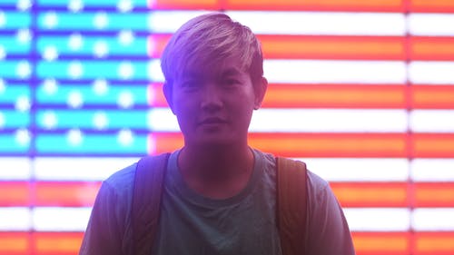 一个男人站在美国国旗前 · 免费素材视频