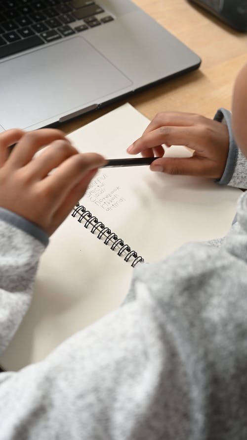 有关在家, 在线课程, 在肩膀上的免费素材视频