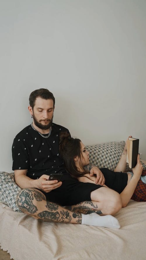 有关人, 刺青的, 坐的免费素材视频