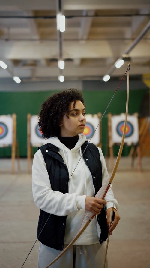 有关垂直视频, 女人, 射箭的免费素材视频