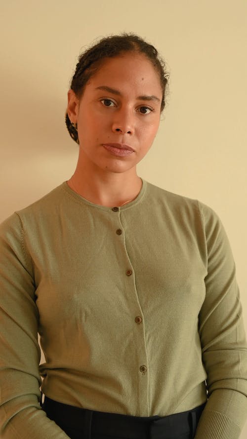 有关垂直视频, 看着相机, 站立的免费素材视频