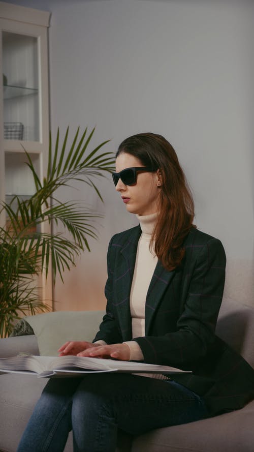 有关坐, 垂直视频, 墨镜的免费素材视频