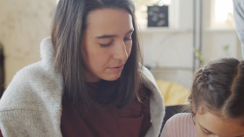 一位母亲教她的女儿如何装饰万圣节食物 · 免费素材视频