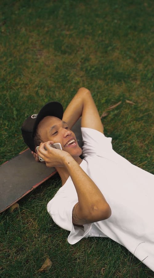 有关3C用品, 人, 公园的免费素材视频