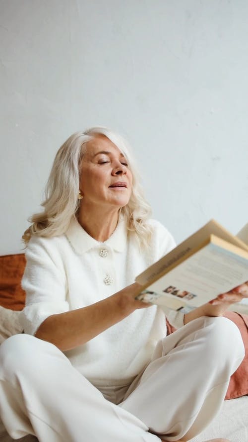 有关人, 坐, 垂直视频的免费素材视频