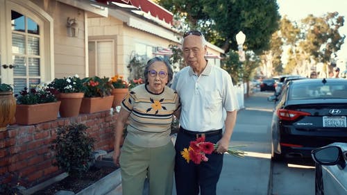 走在街上的老年夫妇 · 免费素材视频
