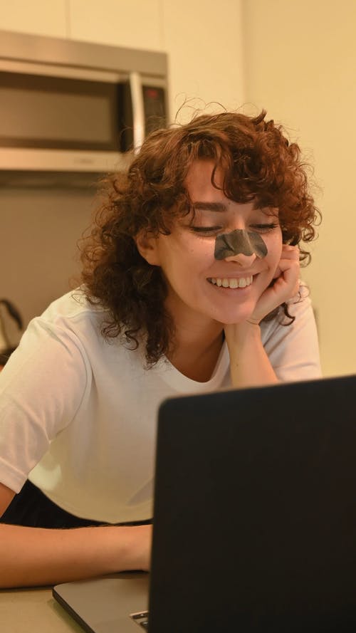 一个女人使用一台笔记本电脑 · 免费素材视频