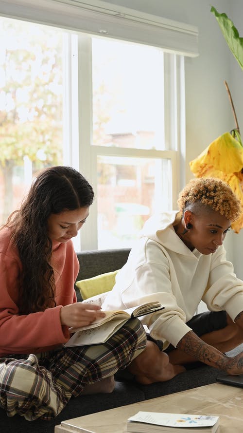 有关一对, 坐, 垂直视频的免费素材视频