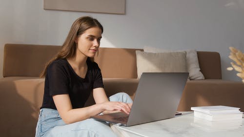 有关互联网, 人, 坐的免费素材视频