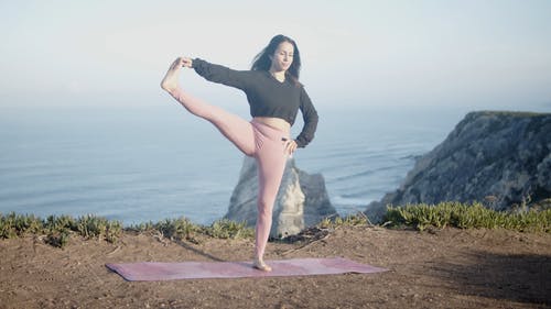 有关posturaestendidadam?oparaoded?odopé, utthita hasta padangusthasana, 主动穿着的免费素材视频