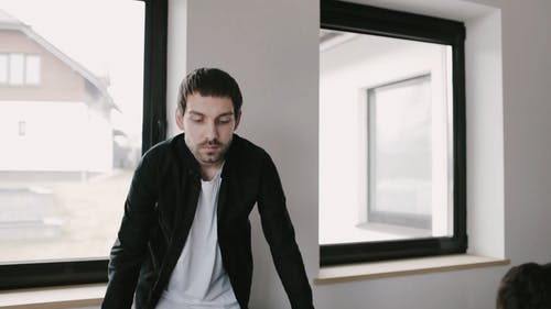 有关2, 在家, 坐的免费素材视频